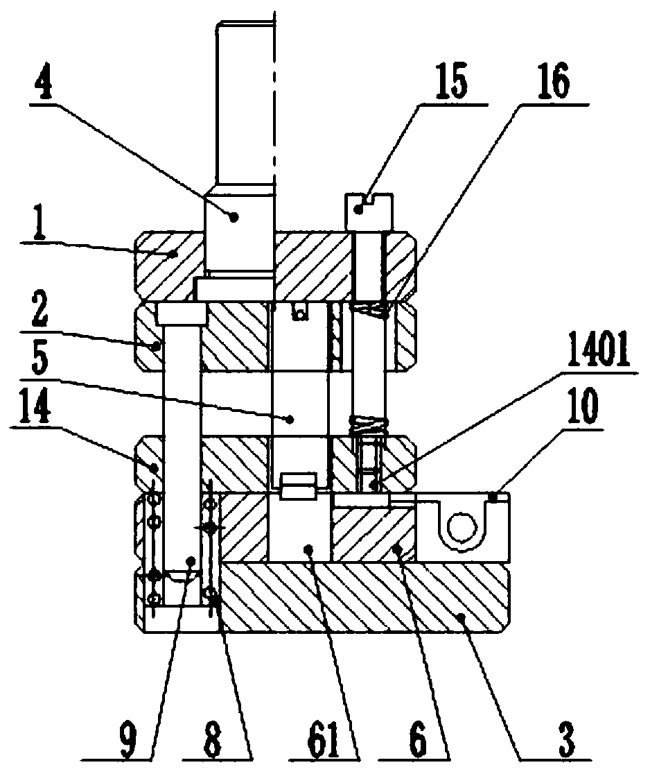 Flash removing punch die and flash removing method for plastic package belt of chip tantalum capacitor