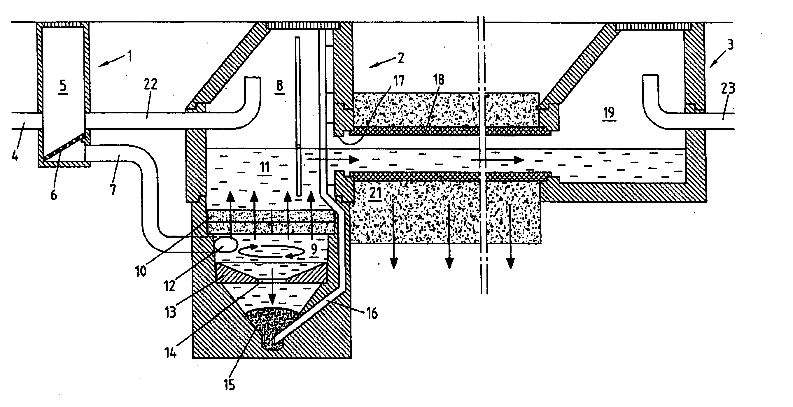 Filter element for water loaded with solid particles and dissolved toxic substances and purification system equipped with said filter element