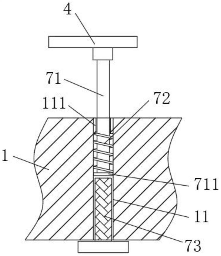 An auxiliary device for welding the cylinder body of a gas storage cylinder