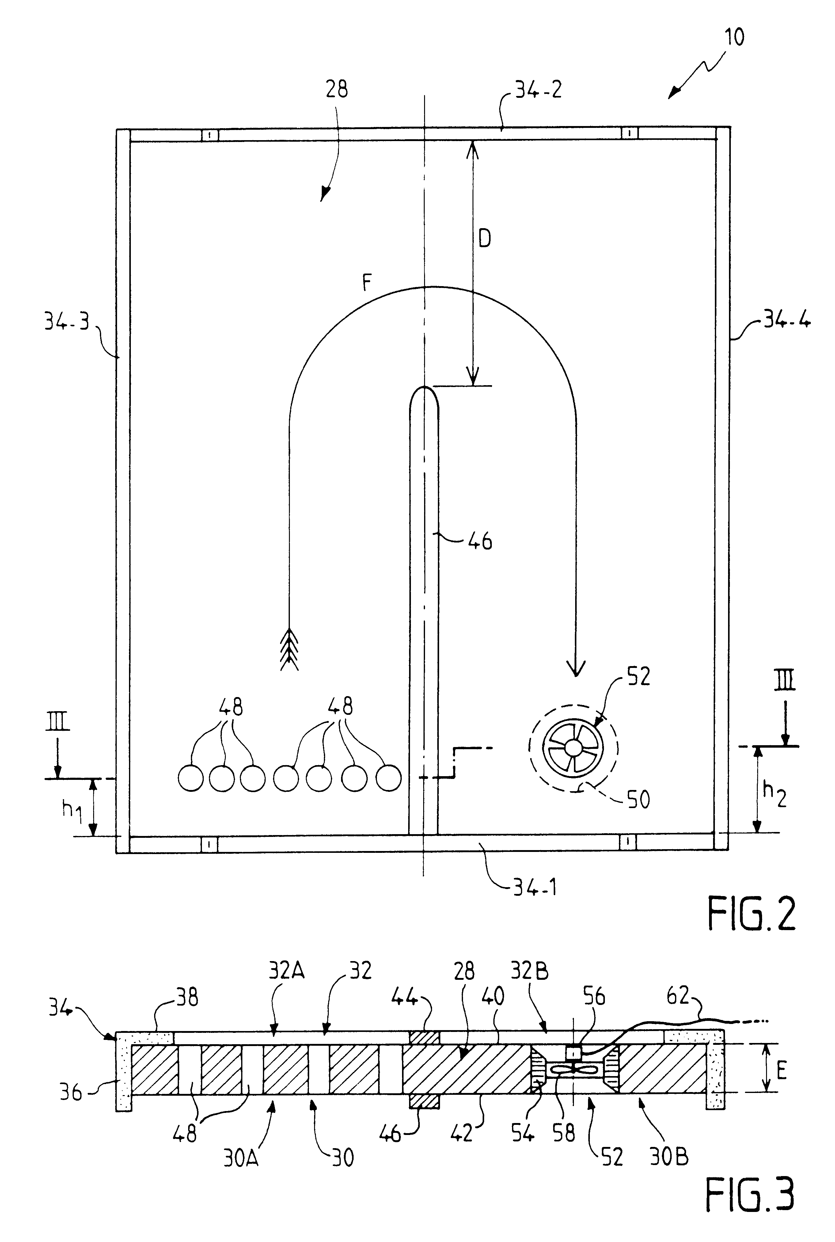 Device for transferring heat between a panel heated by solar radiation and a wall