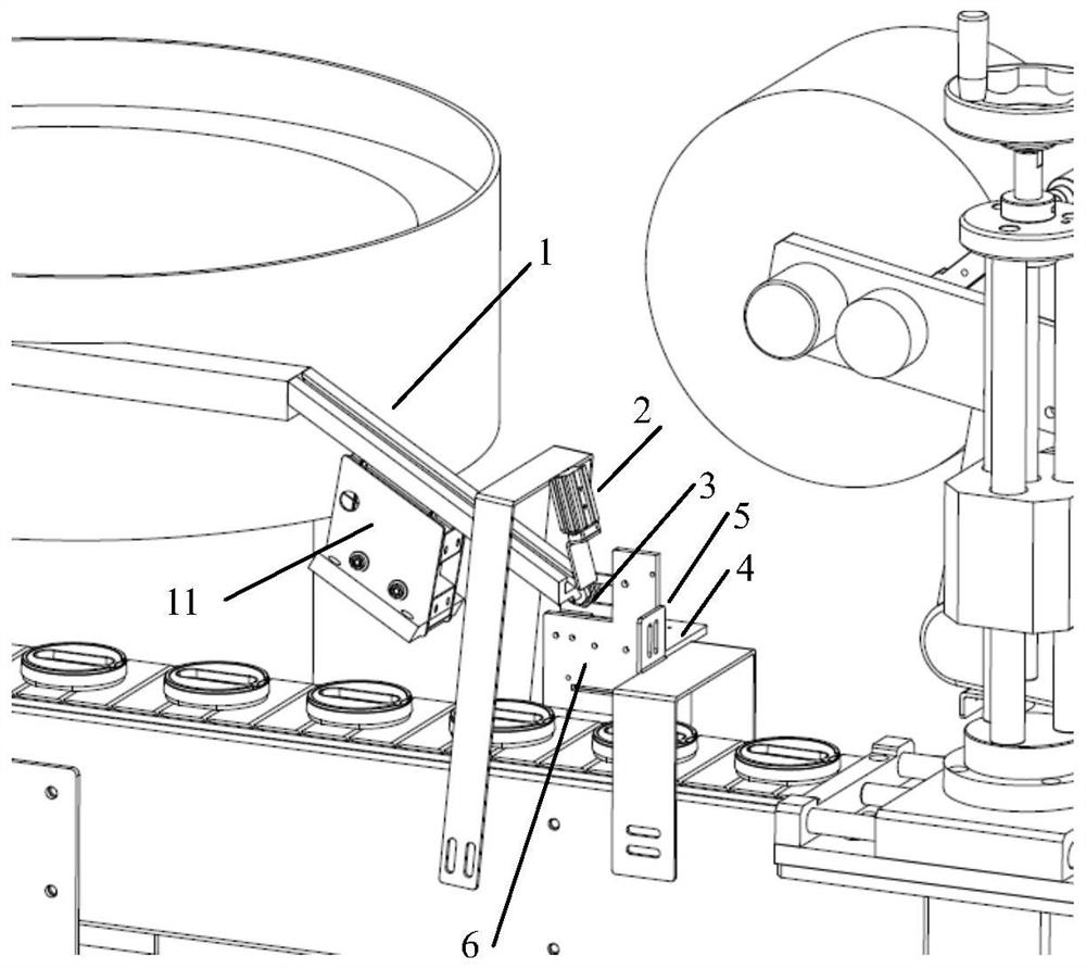 Feeding and assembling mechanism for small materials