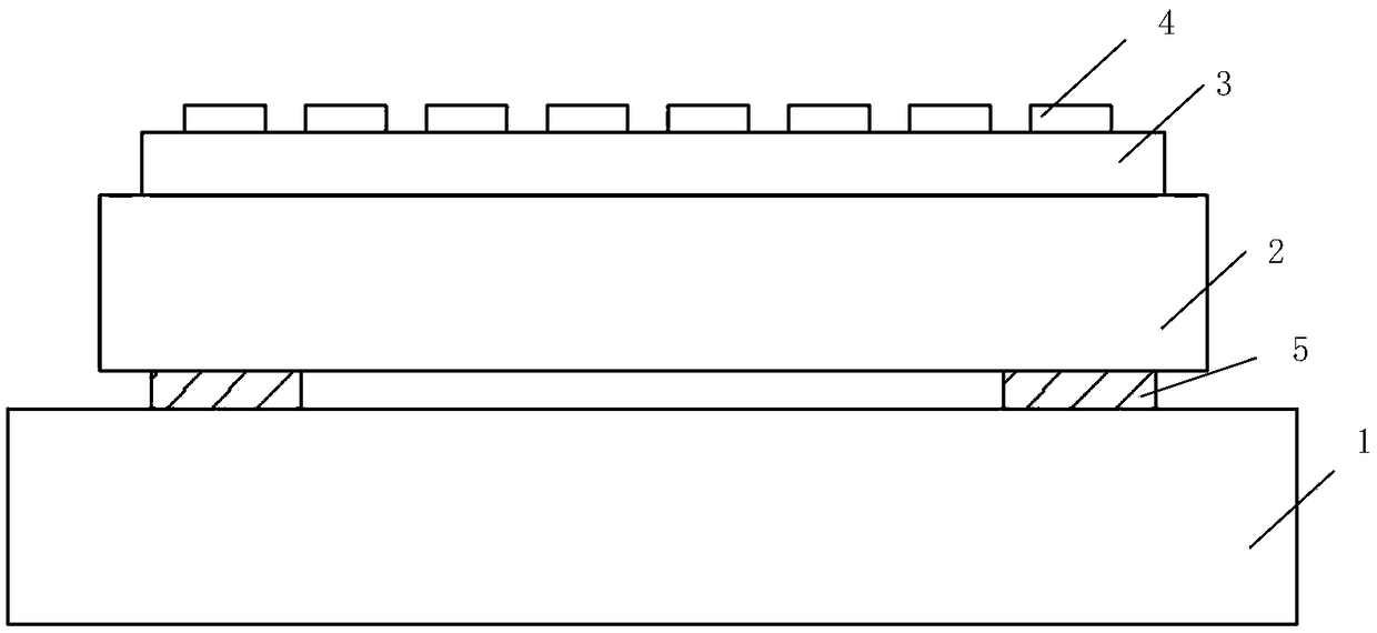 Wide spectrum infrared sensor based on piezoelectric effect and composite plasmon