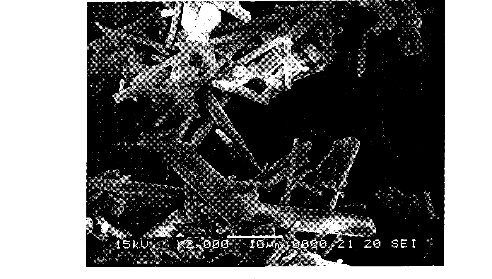 Method for preparing low-oxygen aluminum nitride powder by auto-igniting synthesis