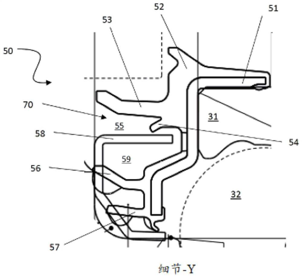 Labyrinth sealing device for improved drainage