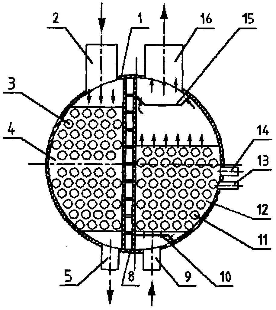 Integrated condensing flooded evaporator device and using method thereof