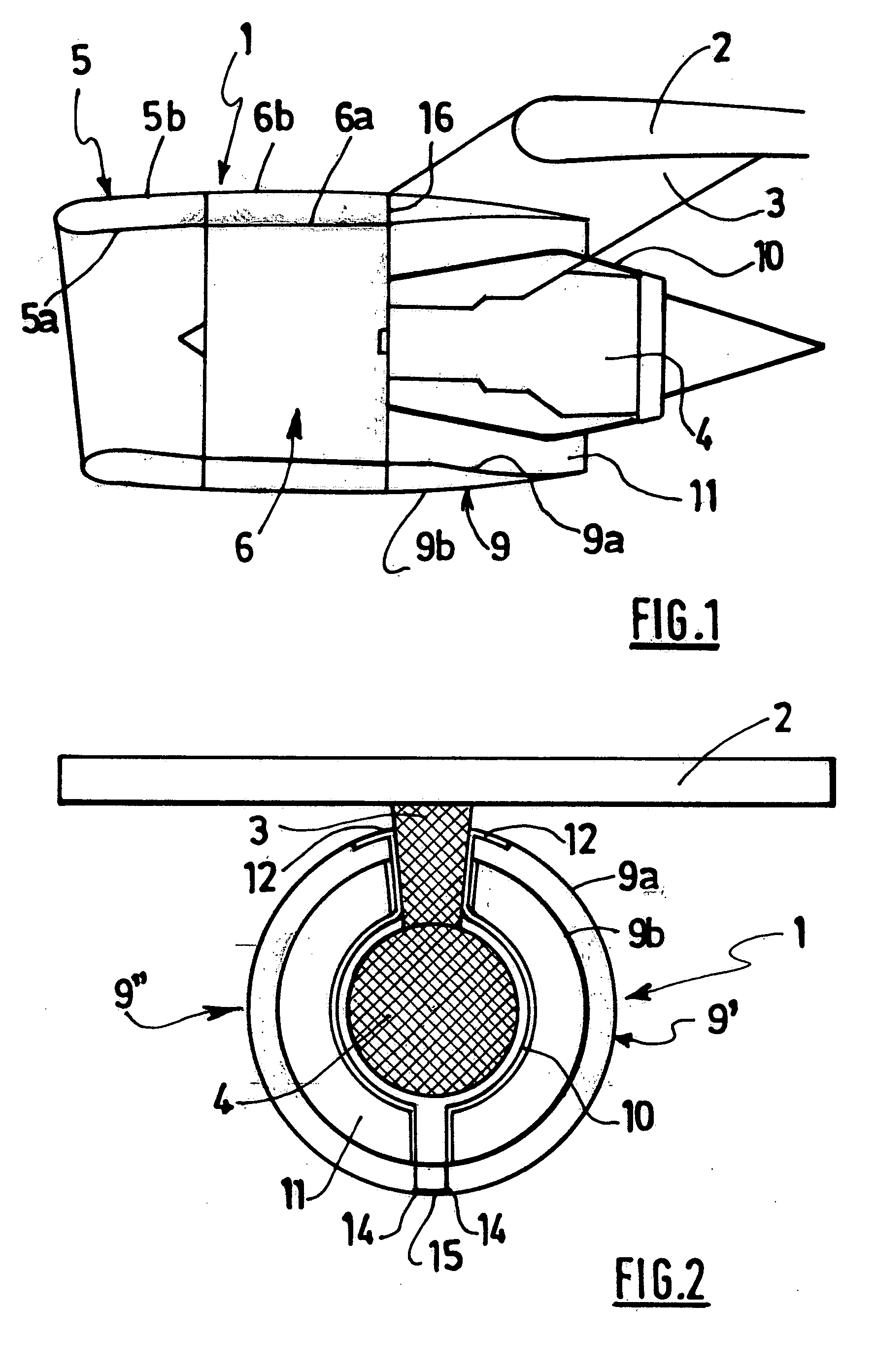 Attachement of a jet engine nacelle structure by means of a reinforced knife-edge/groove coupling