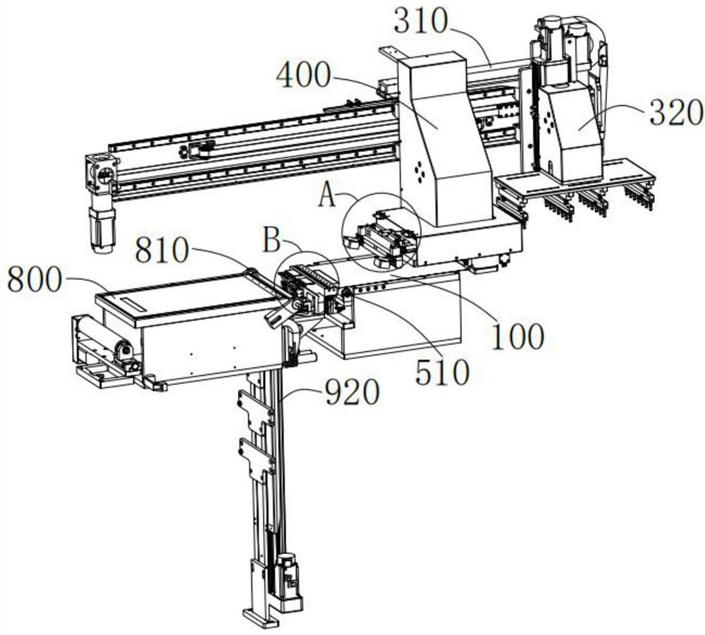 Film tearing device of encapsulating machine and film tearing method thereof