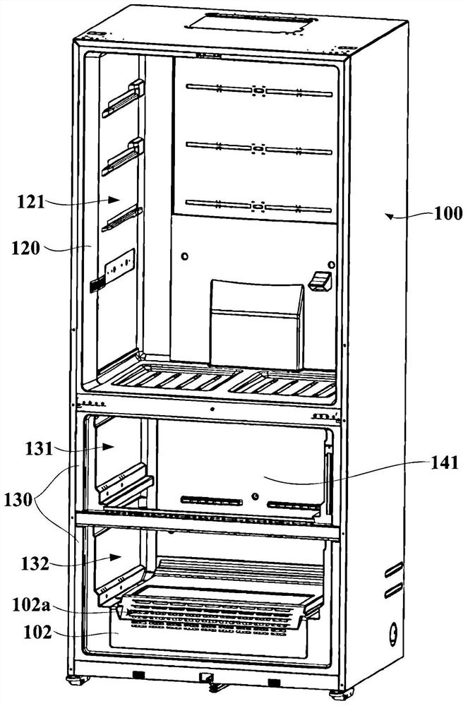 Refrigerator with fan located in middle of evaporator