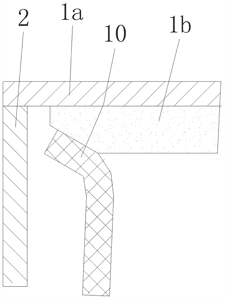 Battery capable of reducing or eliminating case voltage and method of making same