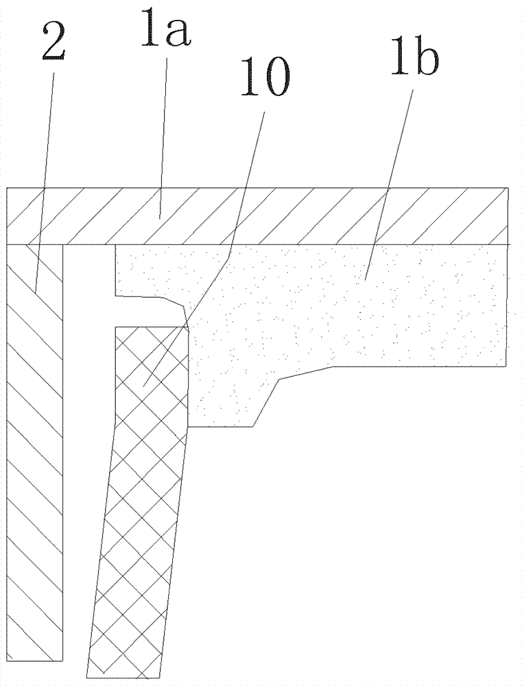 Battery capable of reducing or eliminating case voltage and method of making same