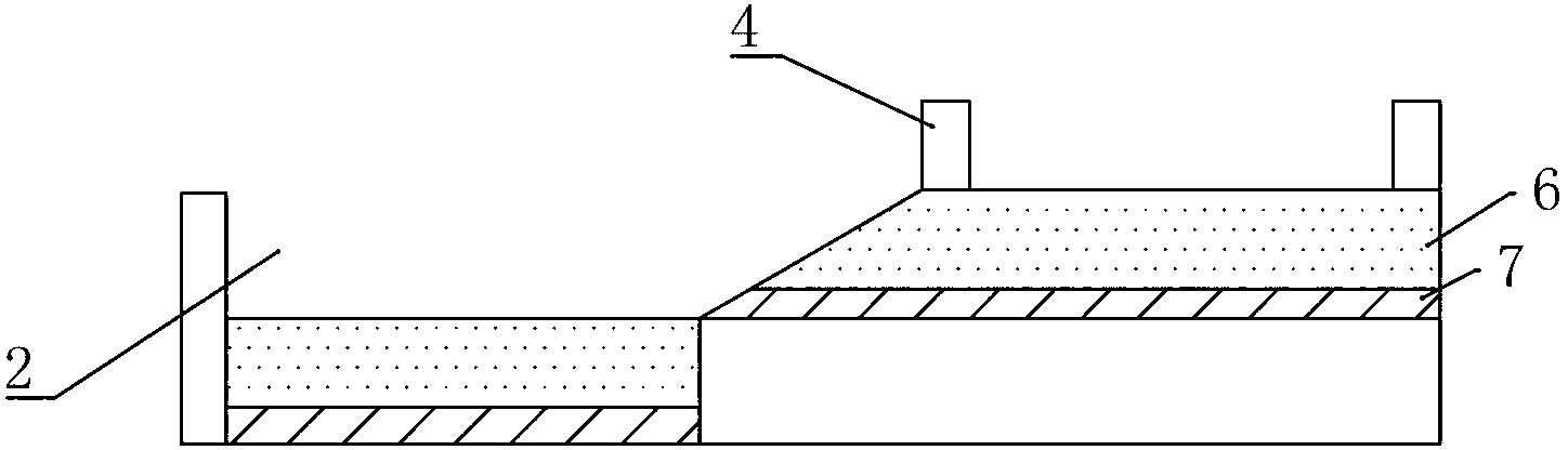 Device for preparing salt by evaporating seawater under sun