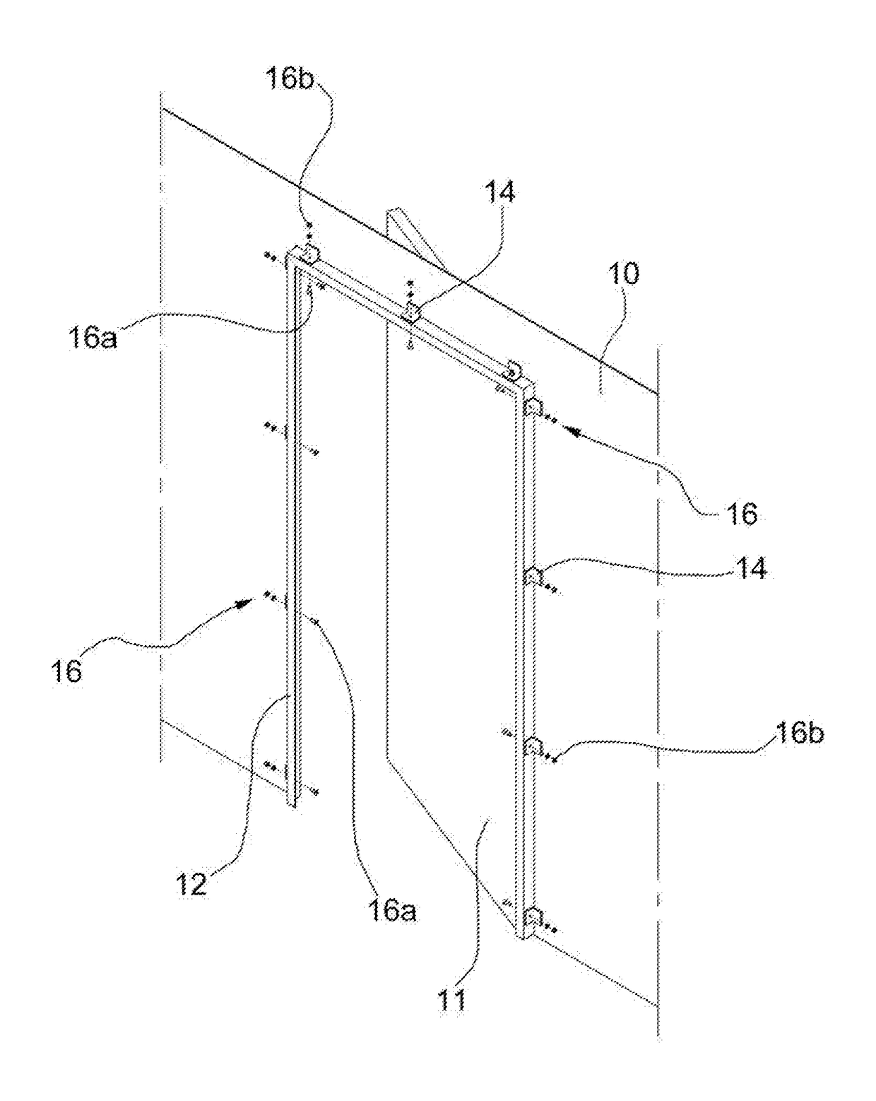 Fastening assembly of a fire door to a bulkhead