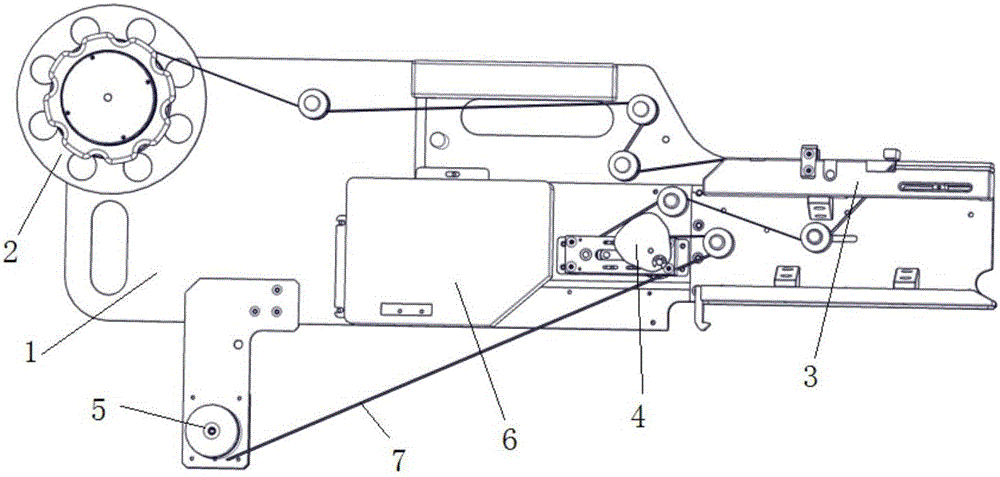 Label stripping mechanism, emptying module and label stripping method for automatically tightening strips