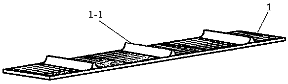 Self-anchored toothed grid reinforced retaining wall structure and reinforcing method thereof