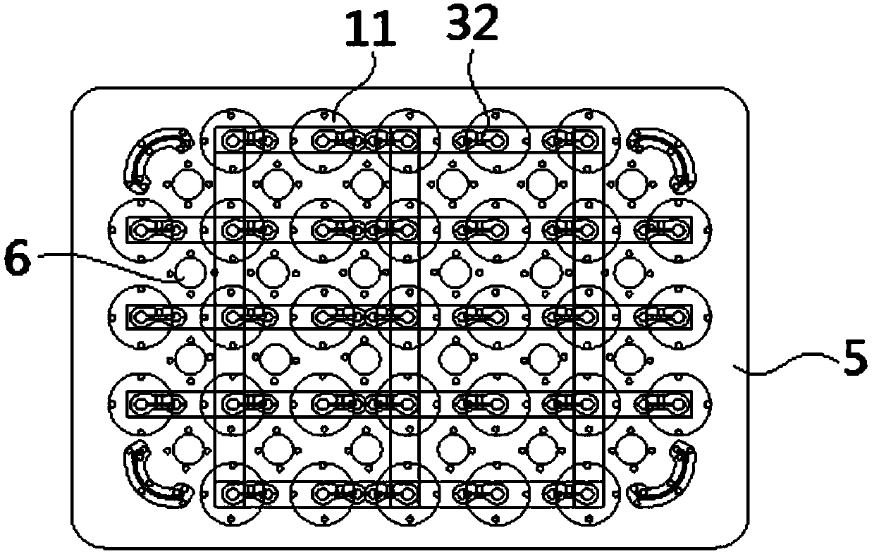 Bottle grabbing mechanism, bottle body transfer method and pharmaceutical production equipment