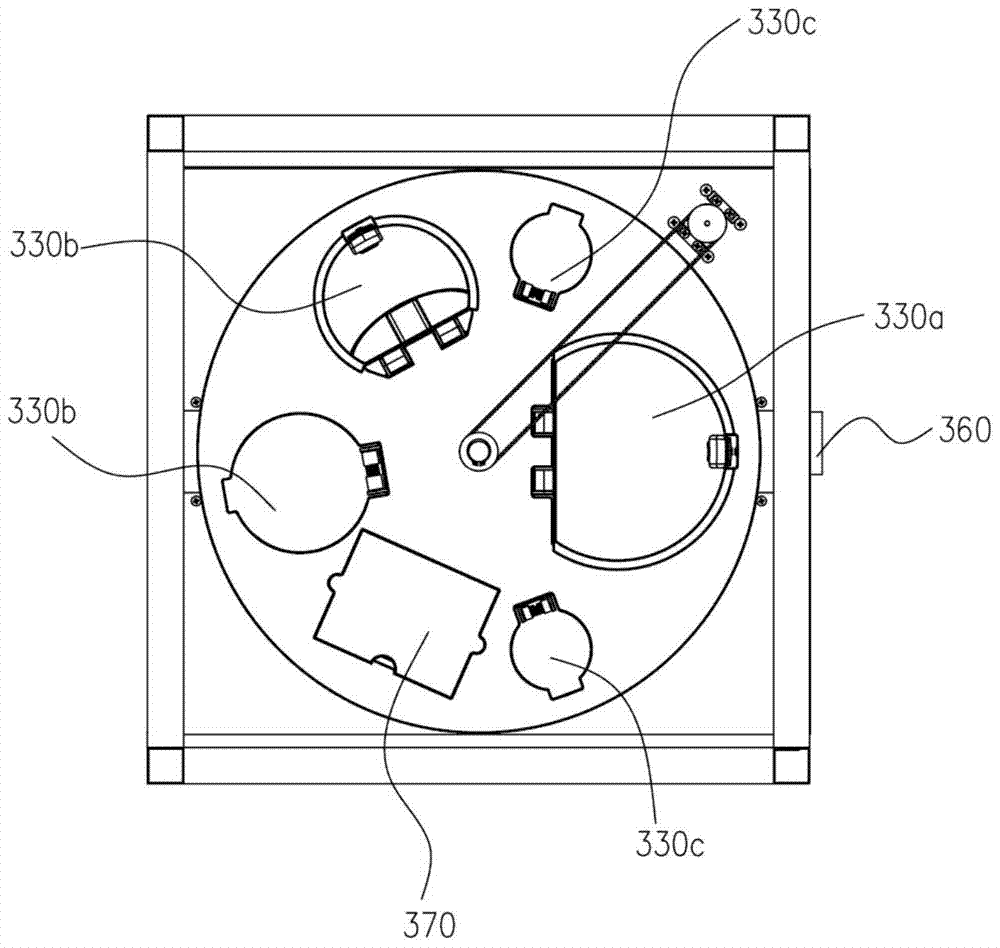 Main and auxiliary material feeding device