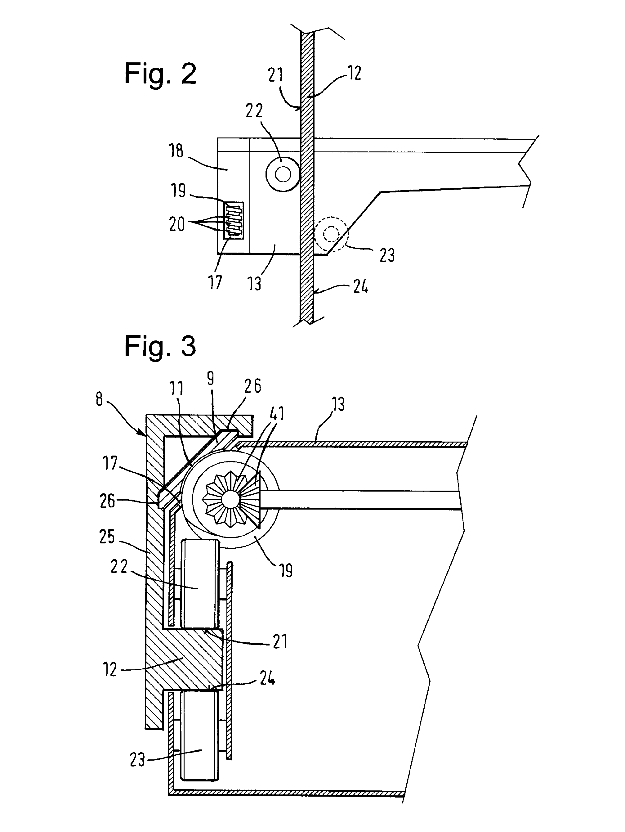 Refrigerator with height-adjustable shelf for refrigerated goods