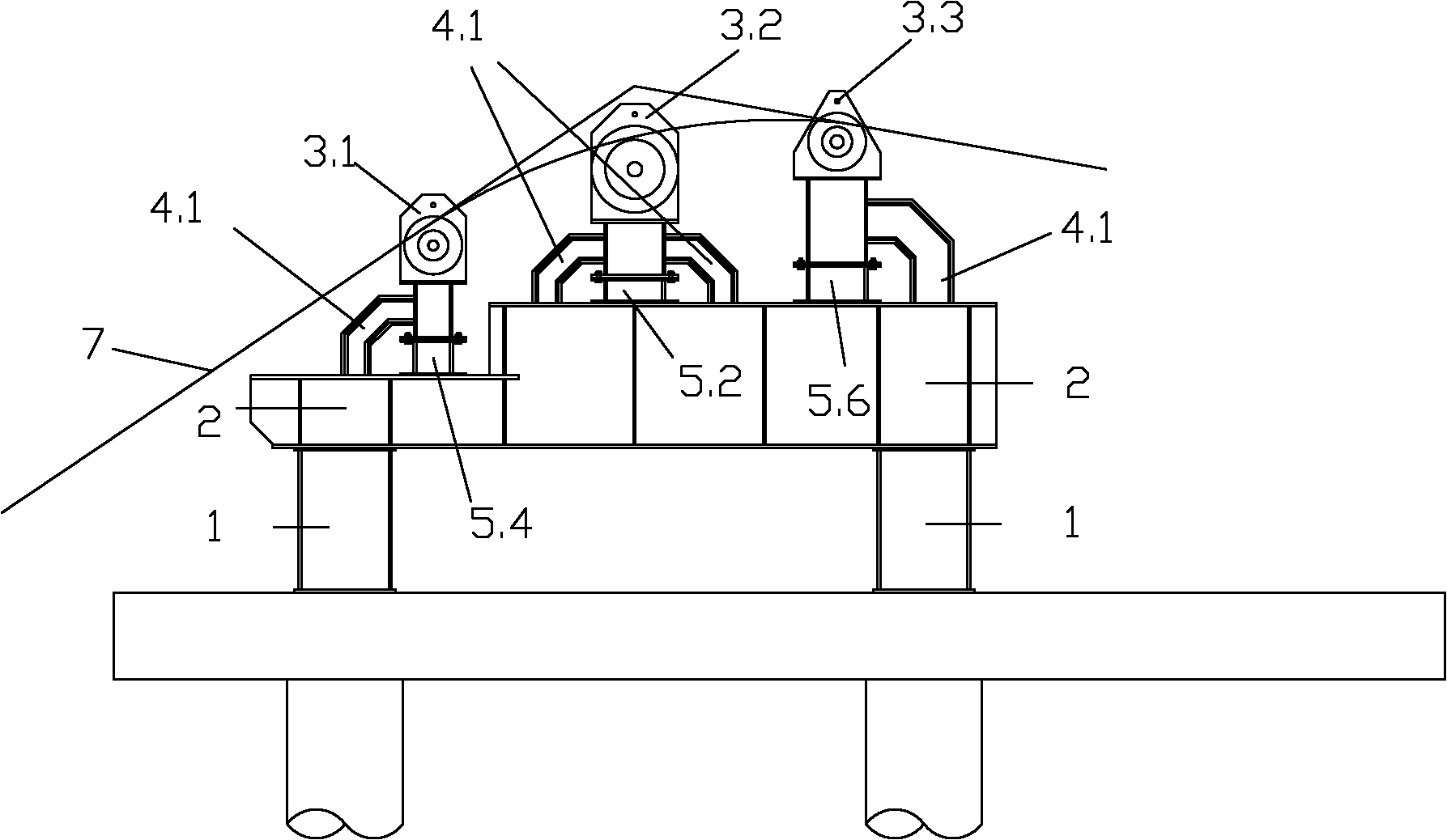 Self-balancing arc cable saddle