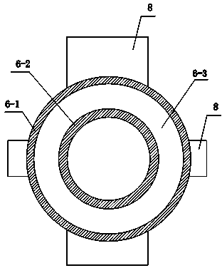 Magnetic separation device and method for reducing hematite-containing material by utilizing microwave