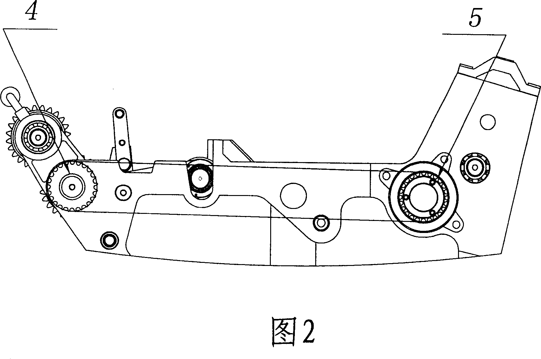 Front and rear roller crosslinked cloth-traction mechanism for quilting machine