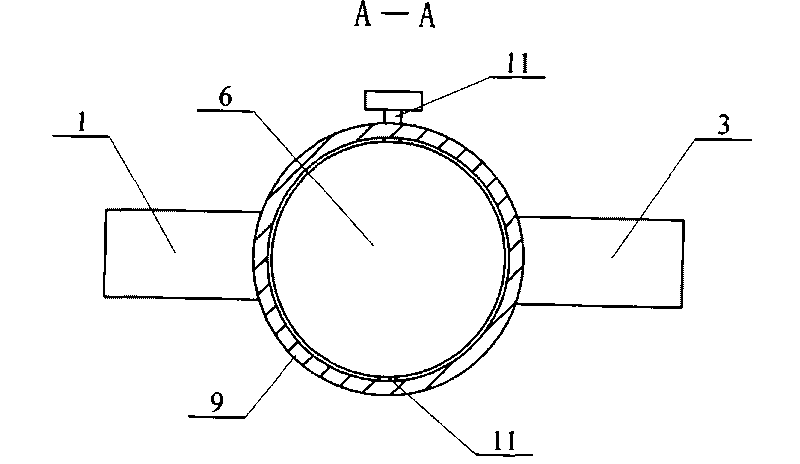 Water mixer capable of bi-directional mixing water and regulating water mixing proportion in heat-supplying running