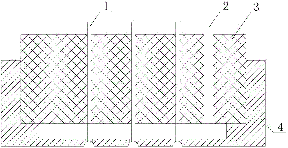 A flat pinhole coaxial electrospinning fiber composite spinneret and spinning method thereof