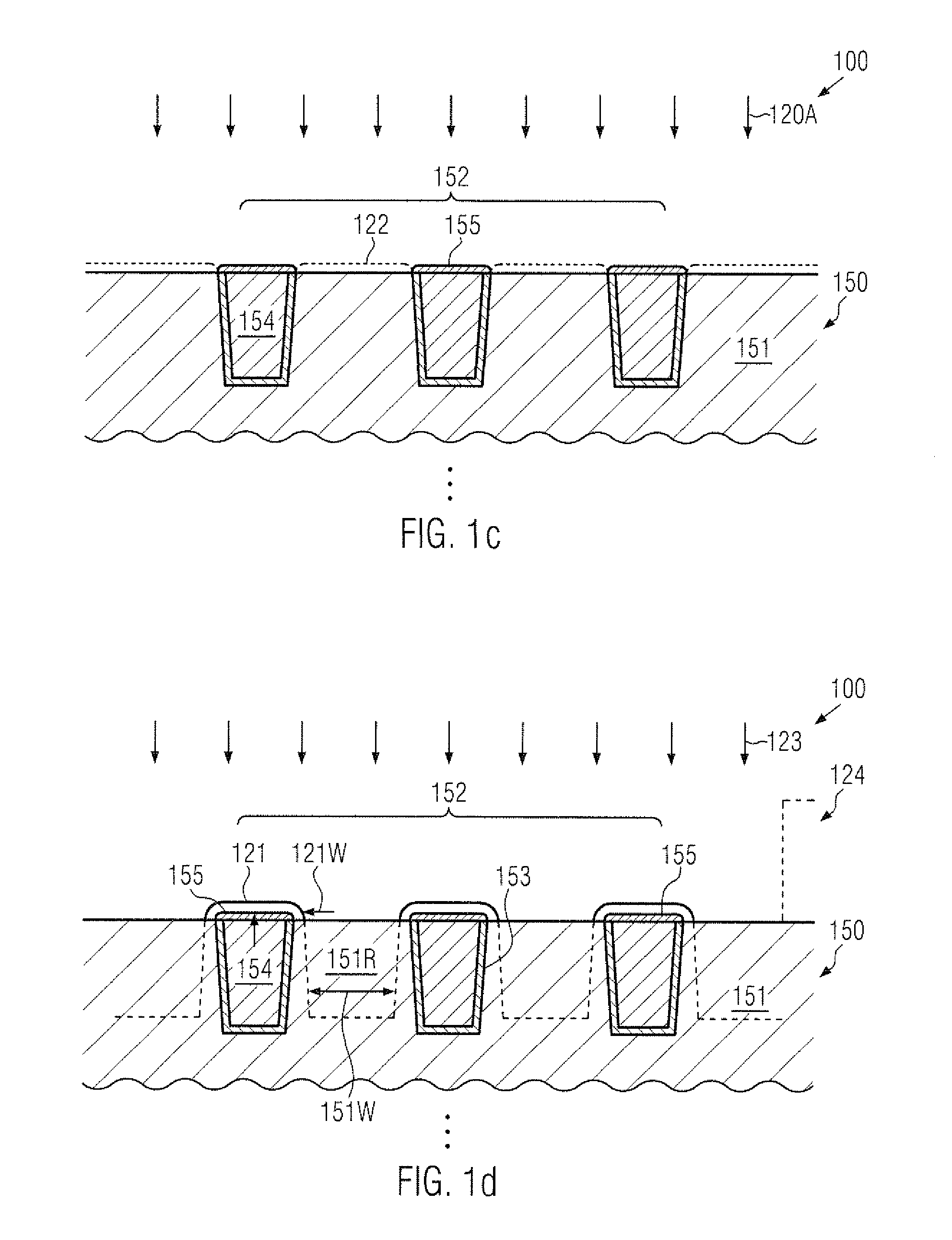 Microstructure device including a metallization structure with self-aligned air gaps between closely spaced metal lines