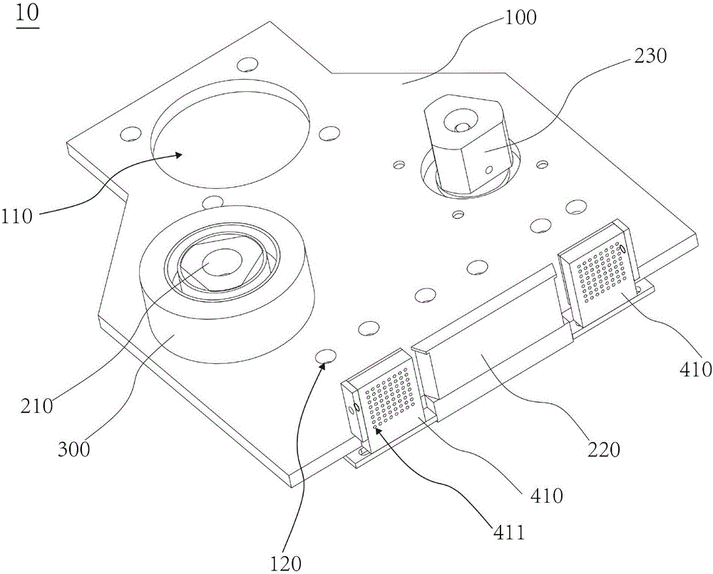 Sewn fabric layering mechanism and sewn fabric layering method