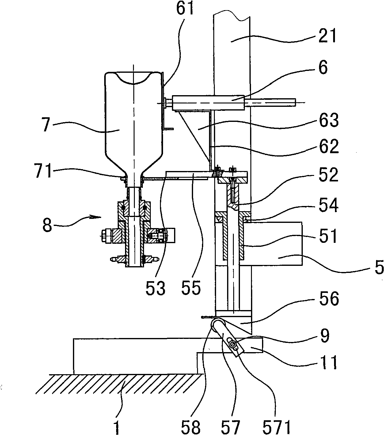 Automatic bottle removing mechanism of plastics hollow container stretching-blowing device