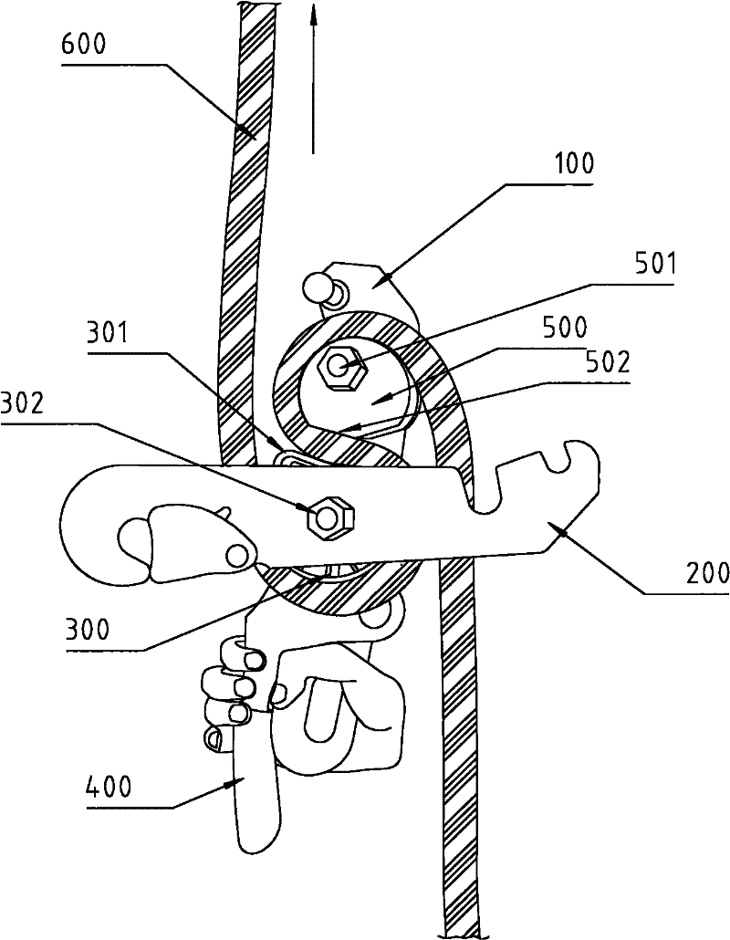 A rope braking and descending device and a rope threading method