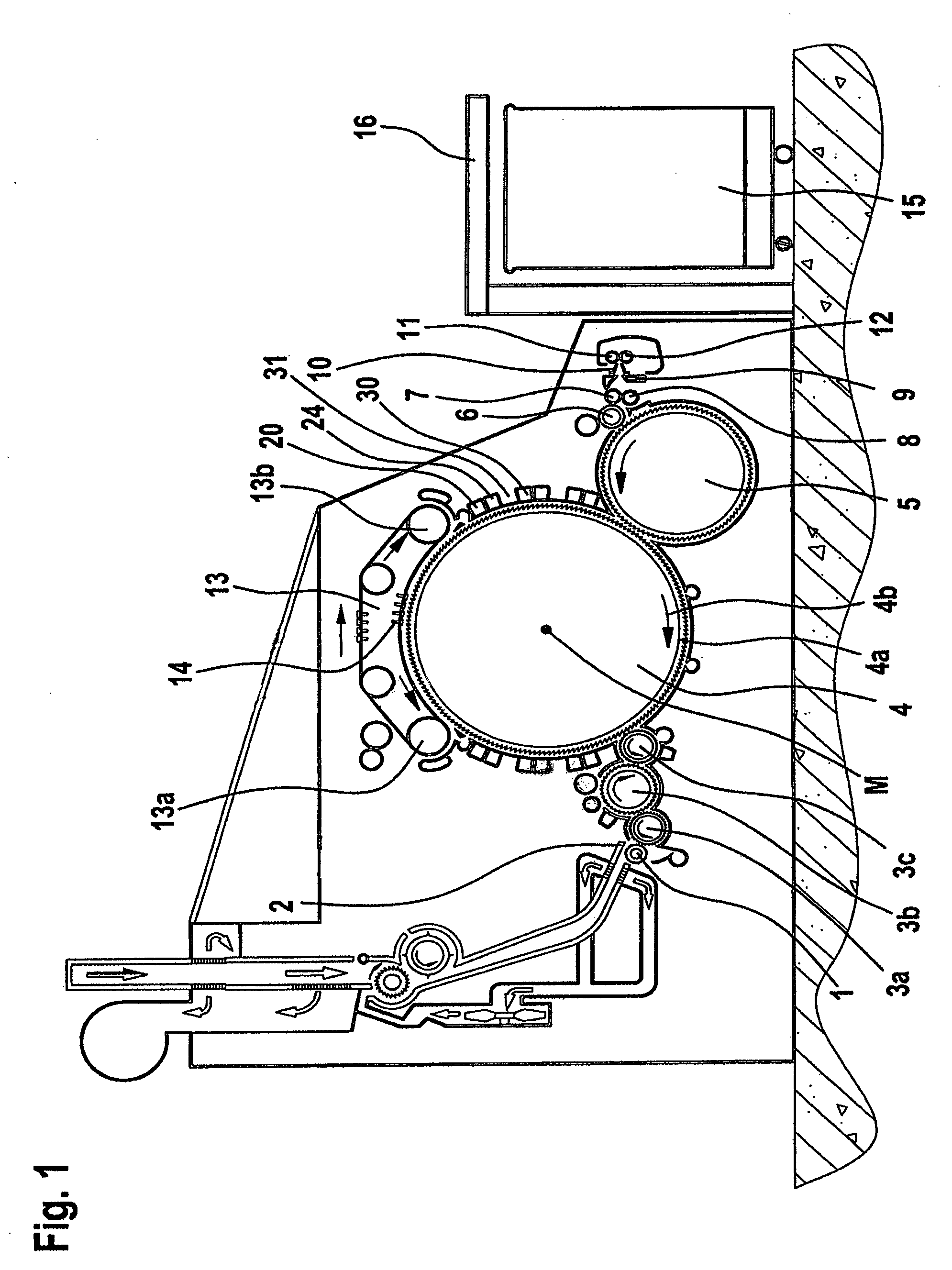 Apparatus on a flat card or roller card for textile fibres, such as cotton, synthetic fibres or the like, for removing short fibres