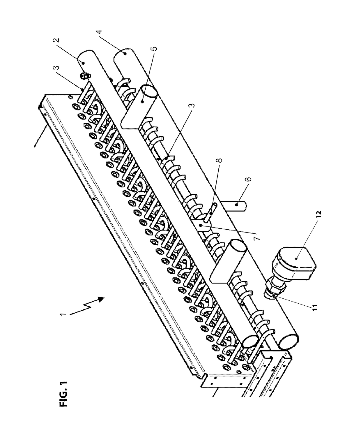 Heat exchanger for phase-changing refrigerant, with horizontal distributing and collecting tube