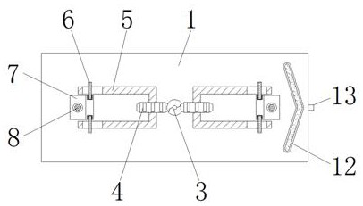 Pruning device capable of preventing broken leaves from splashing and used for road green belt maintenance