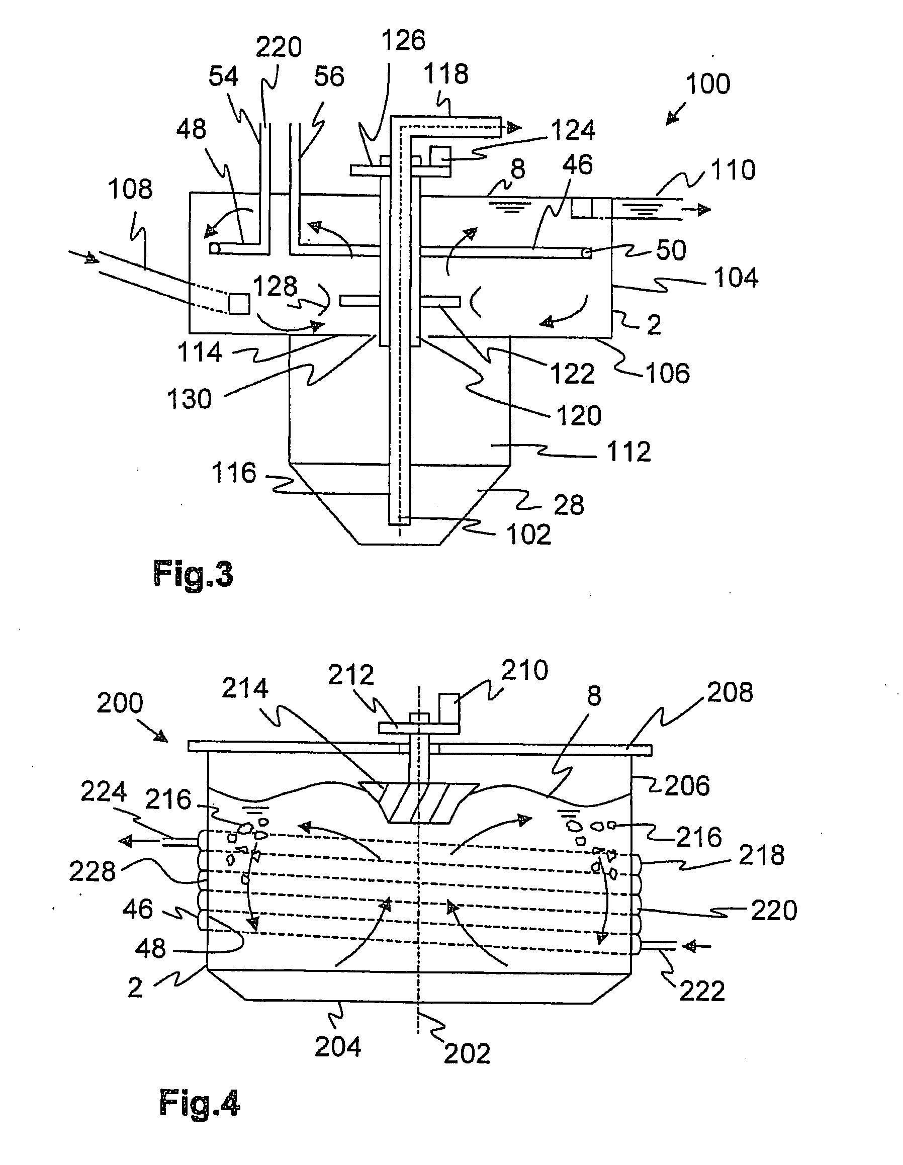 Method and device for transmitting heat between waste water located in a tank and a fluid