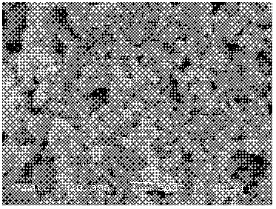 Method for preparing ultrafine silver powder by directly performing thermal decomposition on silver nitrate