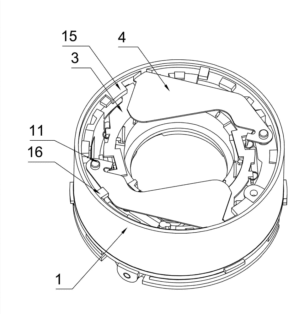 Blade opening and closing device