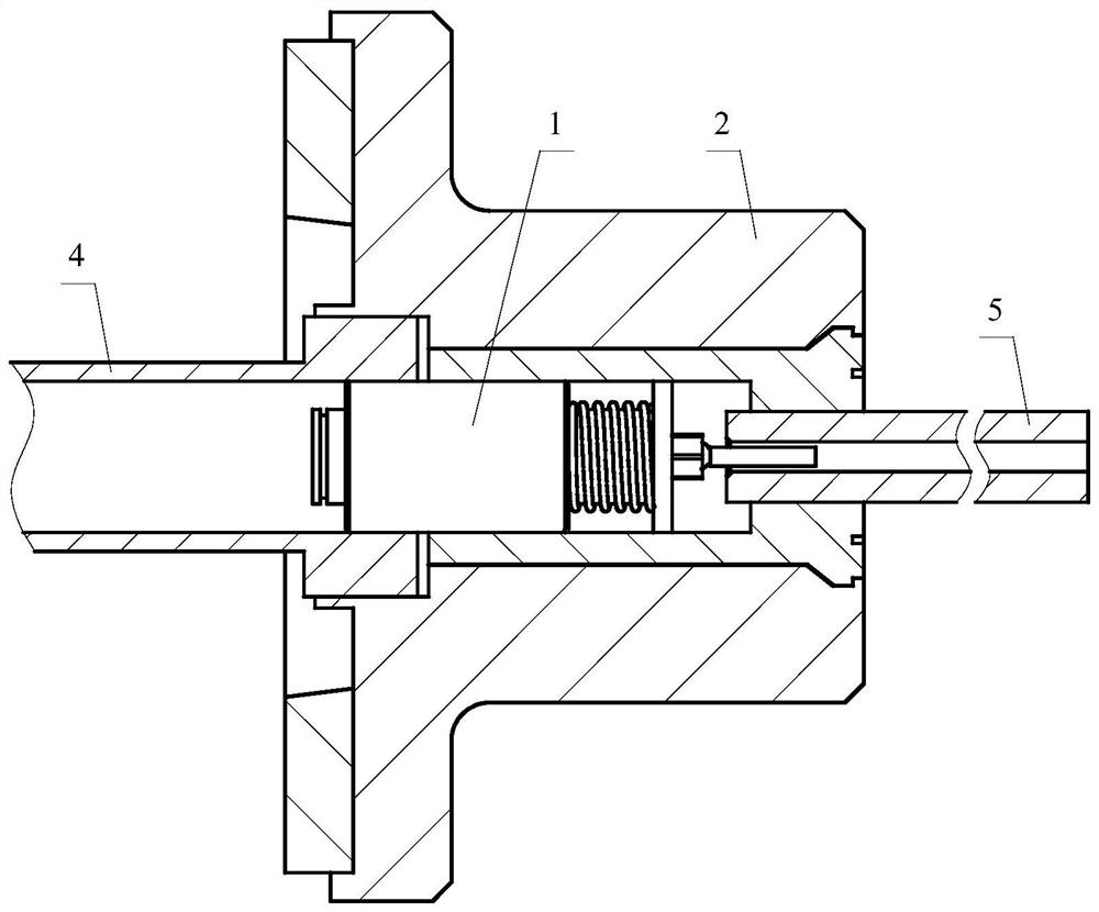 Flexible sealing main shaft center cooling device