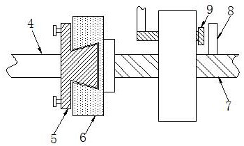 Labeling equipment for transmitting cosmetic bottles by utilizing gravity principle