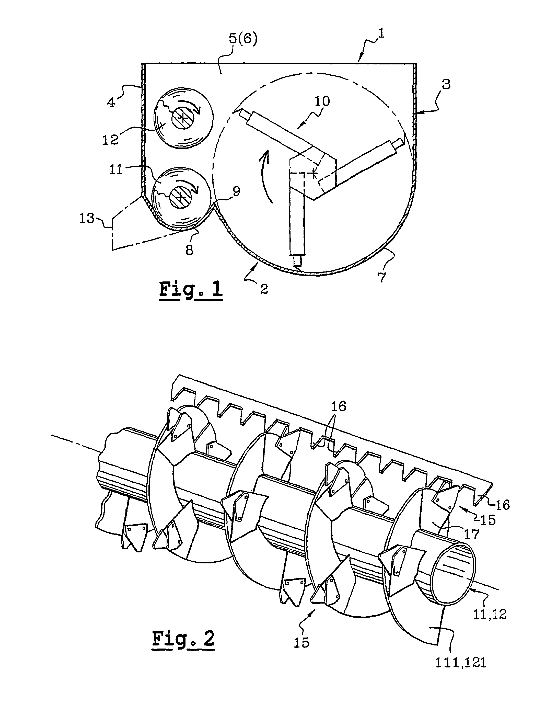 Machine for mixing and distributing products used to feed livestock