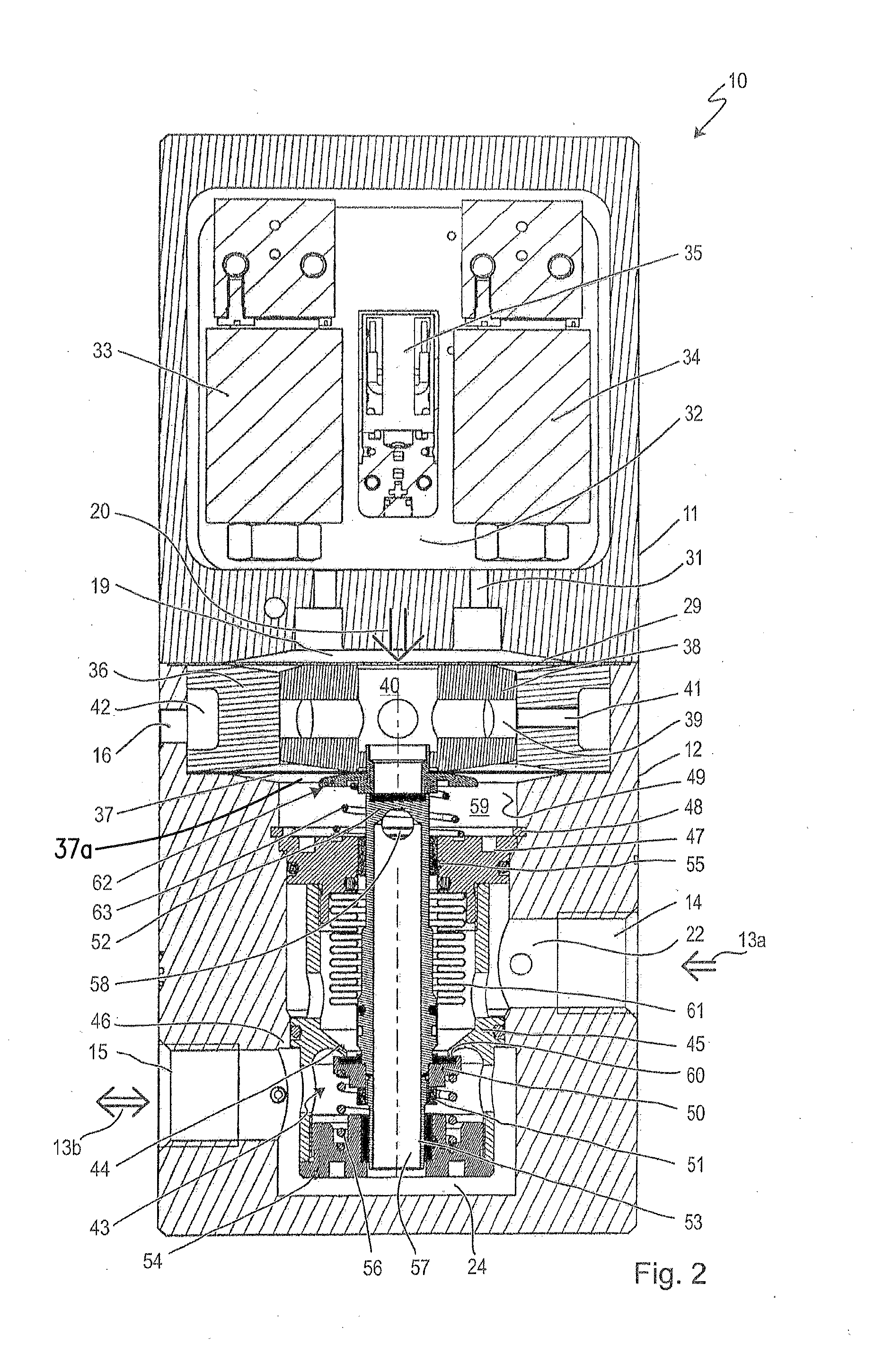 Device for providing a fluid having regulated output pressure