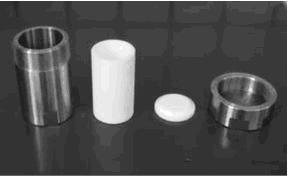 Methanol thermosynthesis method for preparing stable spherical tetragonal phase rare-earth yttrium zirconium oxide