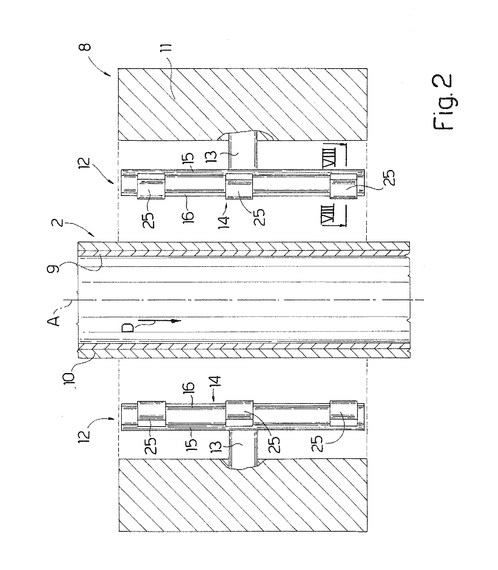 Gripping device for gripping underwater pipelines at the laying stage, and relative auxiliary gripping tool