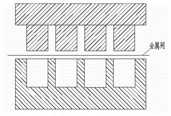 Preparation method of quincuncial pile network distribution ceramic/metal composite material