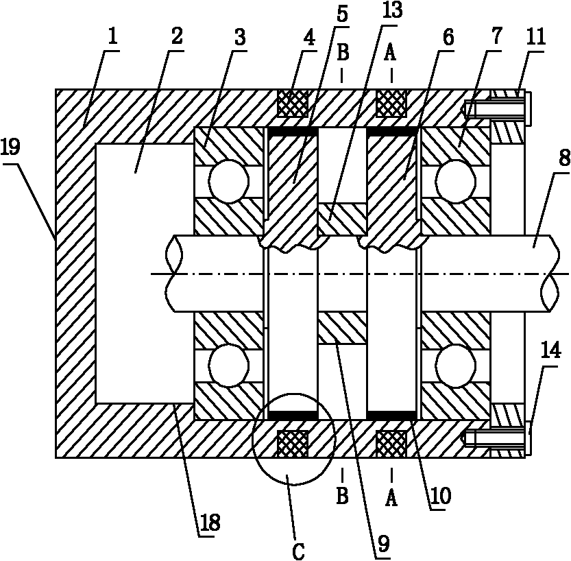 Magnetic liquid sealing device with heating by electromagnetic waves