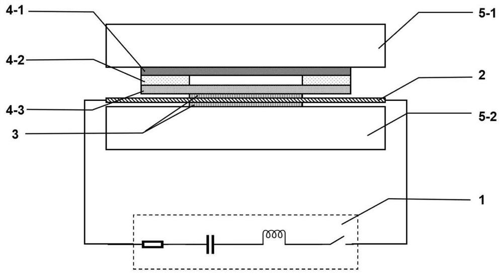 Device and method for forming workpiece by utilizing electrified explosive shock waves of metal foil