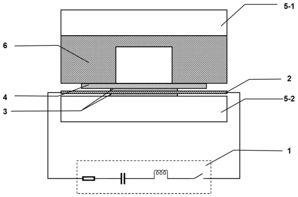 Device and method for forming workpiece by utilizing electrified explosive shock waves of metal foil