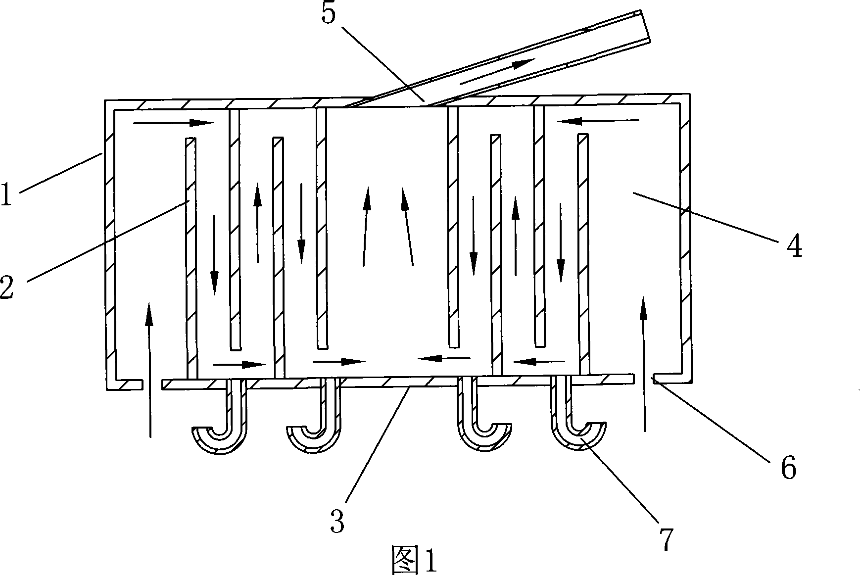 Labyrinth type oil-gas separating structure in cover of engine spiracular atrium