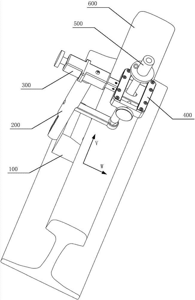 Steel rail centering device