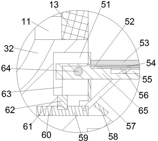 A device for filtering and cleaning the sewer of the vegetable washing pool