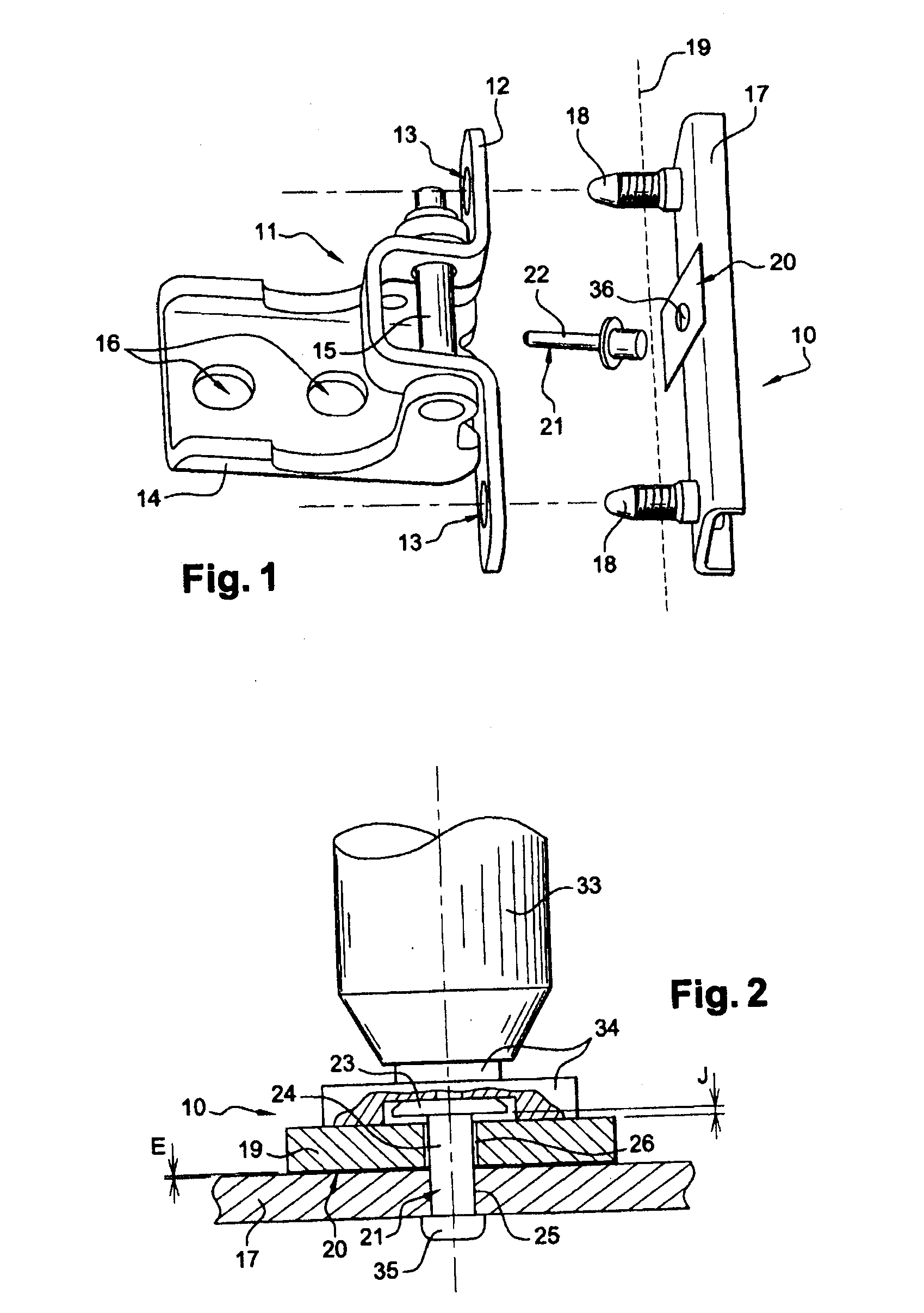 Device and method for attaching an opening leaf to the body of a motor vehicle